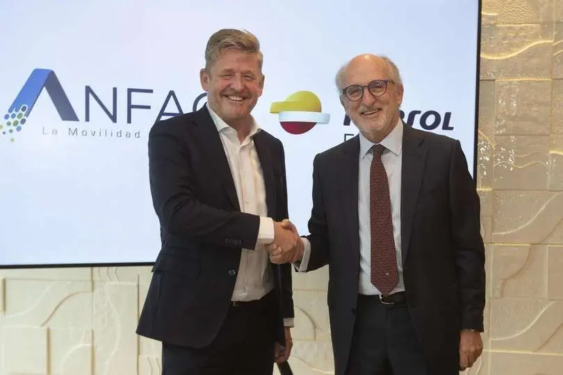 El presidente de ANFAC, Wayne Griffiths (i) junto al presidente de Repsol, Antonio Brufau (d) en la firma de la alianza estrat&eacute;gica para el impulso de la movilidad sostenible entre ANFAC y Fundaci&oacute;n Repsol. BARCELONA  21 04 2022  FOTO: MARTA PEREZ