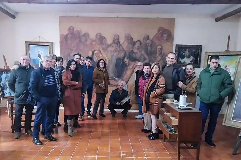 Uno de los grupos que participaron en las visitas, posando en el taller-estudio del maestro Palmero
