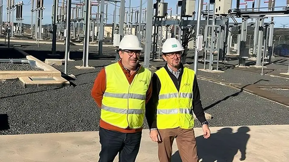 Juli&aacute;n Calvo y Pablo Toledano, durante su visita a la planta