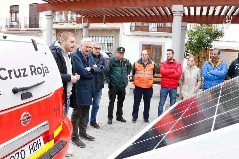 Pablo Fern&aacute;ndez, a la izquierda, dando cuenta de los equipamientos que incluye el carro de comunicaciones