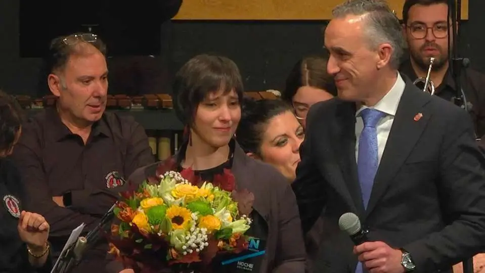 Silvia Nogales recoge el premio durante la gala de 'Ciudad Noticias'