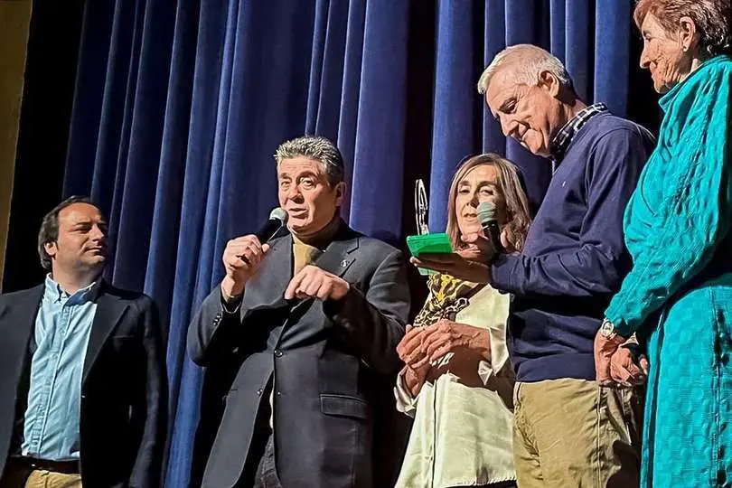 En el centro, entre los presentadores, Marciano S&aacute;nchez, Paloma Ram&iacute;rez y Jos&eacute; Lozano