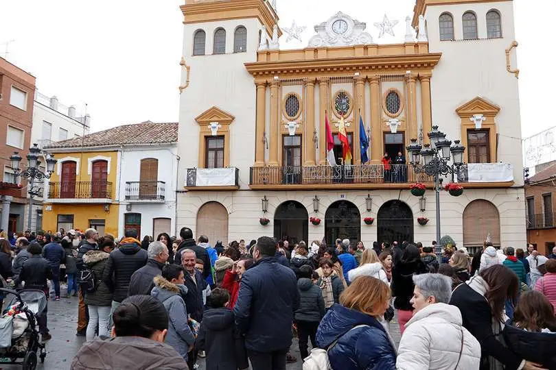 Panor&aacute;mica de la Plaza Mayor con el edificio consistorial al fondo