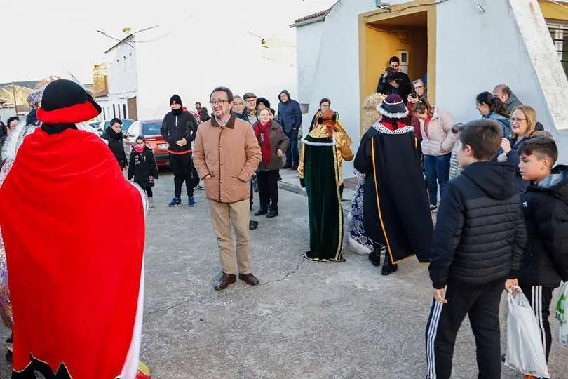 El alcalde Pablo Toledano, a la llegada de Sus Majestades a la Casa de Cultura de La Estaci&oacute;n