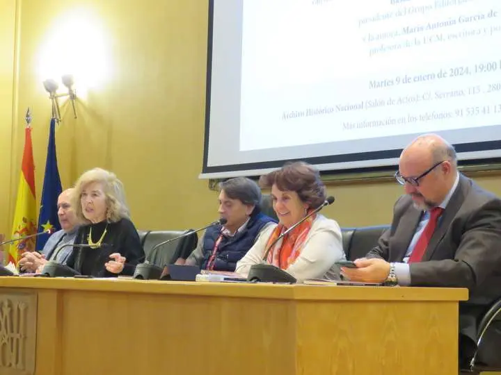 Luis Comp&eacute;s, presidente de la Asociaci&oacute;n de Escritores Madrile&ntilde;os; la autora, Mar&iacute;a Antonia Garc&iacute;a de Le&oacute;n, profesora de la UCM, escritora y poeta; Juan Ram&oacute;n Romero Fern&aacute;ndez Pacheco, director del Archivo Hist&oacute;rico Nacional;  Carmen Mej&iacute;a Ruiz, catedr&aacute;tica de la UCM y directora del Instituto de Investigaciones Feministas y Basilio Rodr&iacute;guez Ca&ntilde;ada, presidente del Grupo Editorial Sial Pigmali&oacute;n