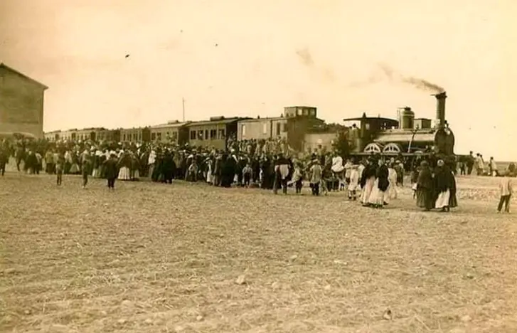 Fotograf&iacute;a publicada en Mundo Gr&aacute;fico, 21-01-1914. Llegada del tren  a Argamasilla de Alba en su viaje inaugural