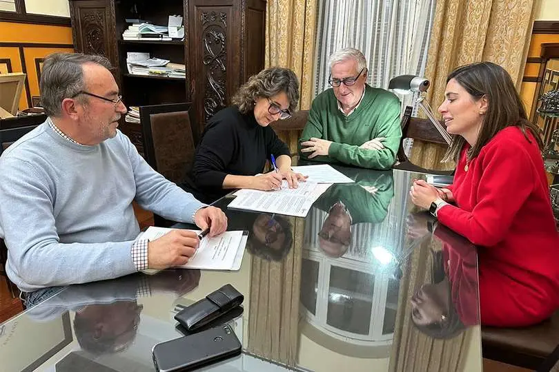 Sivila Palmero y Jos&eacute; Lozano, en el centro, durante la firma del convenio en presencia de De la Fuente y L&oacute;pez