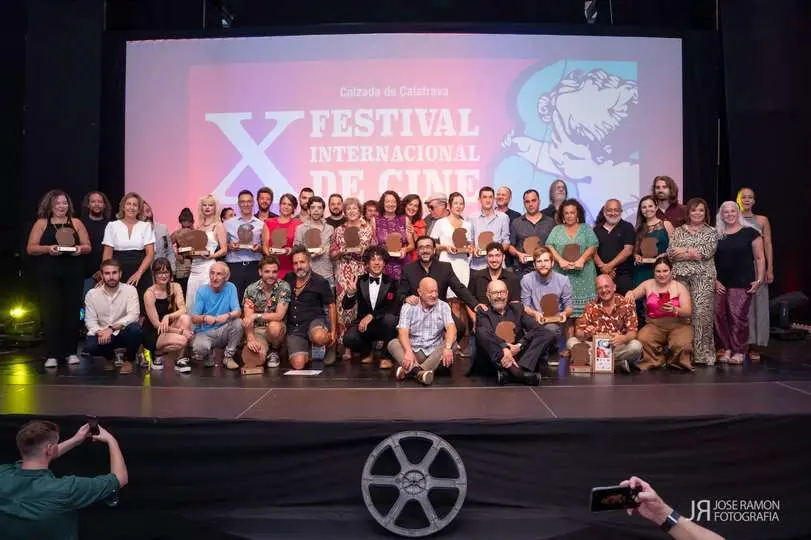 Foto de familia de la ceremonia de clausura de la d&eacute;cima edici&oacute;n