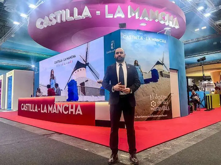 El alcalde de Argamasilla de Calatrava, hoy ante el espacio de Castilla-La Mancha en FITUR 2024