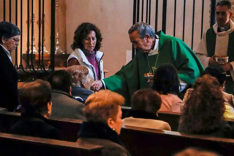 Dando la comuni&oacute;n dominical