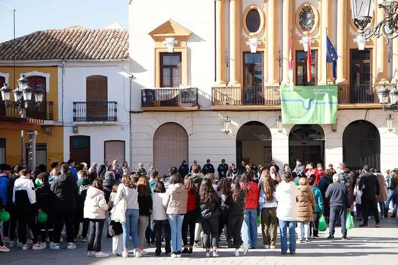 Una pancarta alusiva contra el c&aacute;ncer preside estos d&iacute;as la fachada consistorial