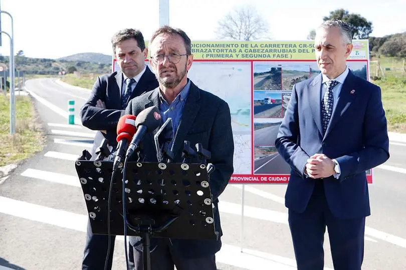 Pablo Toledano, en primer t&eacute;rmino, realizando declaraciones a pie de carretera