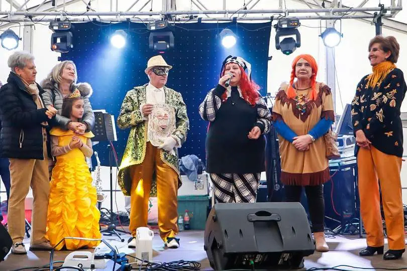 El Mascar&oacute;n 2024, entre su familia y las representantes del Consejo de Mayores