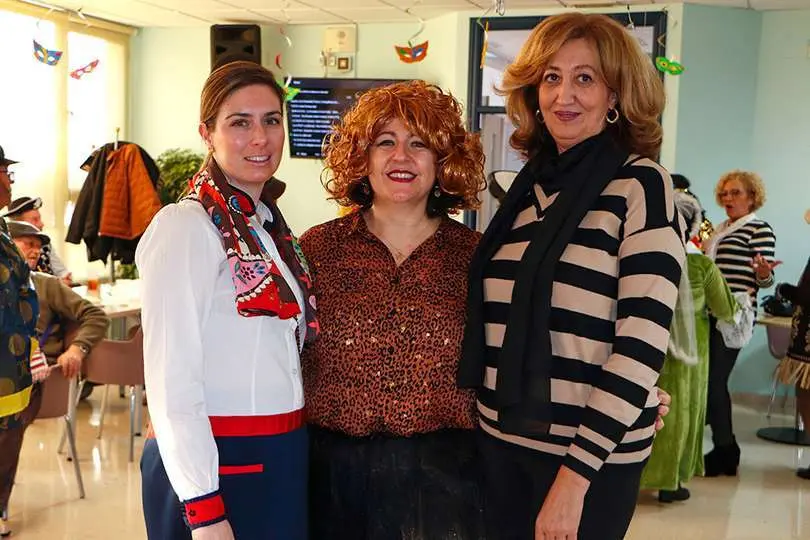 Mariola Mu&ntilde;oz, la nueva directora, entre las concejalas L&oacute;pez y Santos