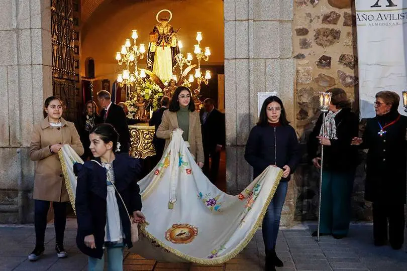 Grupo de j&oacute;venes que abrieron paso a la imagen del patr&oacute;n anoche