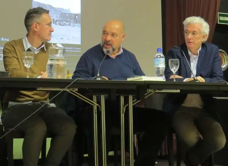 El conferenciante, Jorge Garc&iacute;a S&aacute;nchez, profesor de la Universidad Complutense de Madrid; Basilio Rodr&iacute;guez Ca&ntilde;ada, presidente de la Secci&oacute;n Africanista del Ateneo de Madrid, - que present&oacute; y coordin&oacute; el acto- y Miguel &Aacute;ngel Puig Samper, Profesor de Investigaci&oacute;n del Consejo Superior de Investigaciones Cient&iacute;ficas (CSIC)