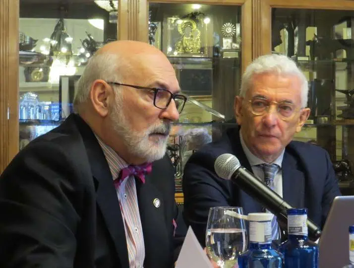 Alfredo Alvar, Presidente del Real Casino de Madrid durante la presentaci&oacute;n del conferencia