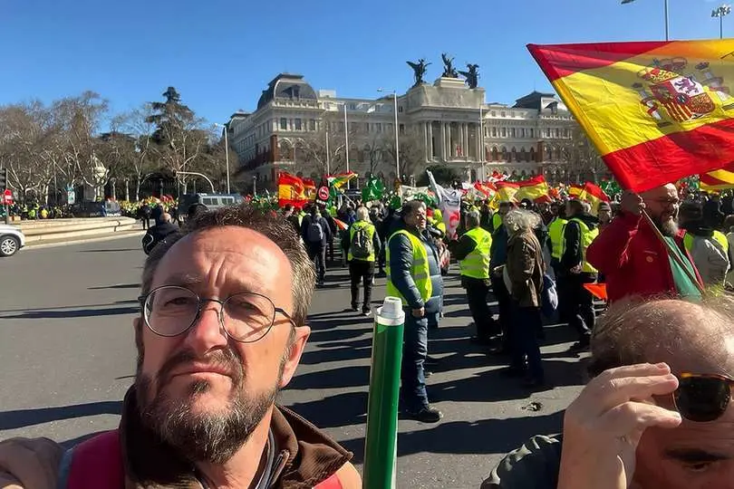 El alcalde Brazatortas, con el Ministerio de Agricultura al fondo, esta ma&ntilde;ana