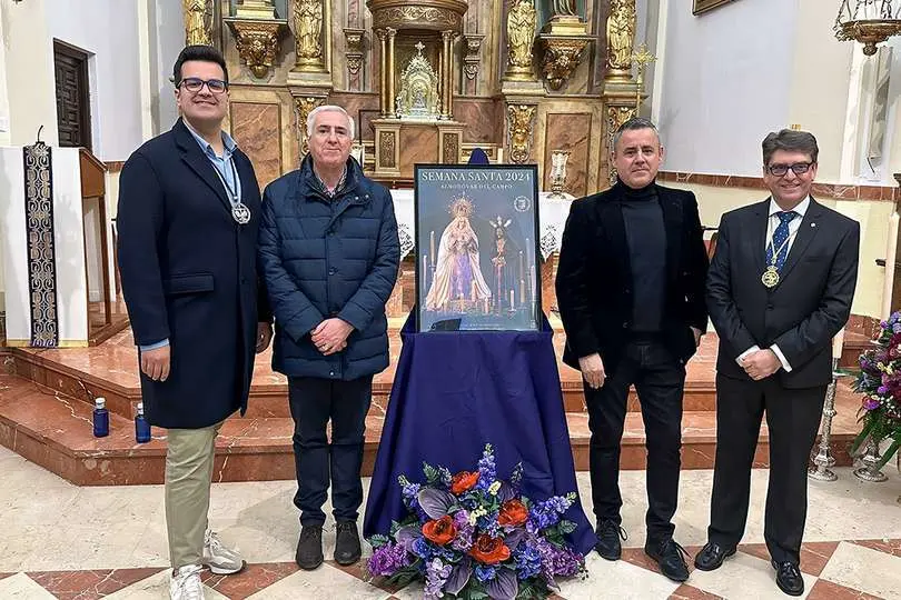 Jaime Rosa, Jos&eacute; Lozano, Bernardo Cepri&aacute;n y &Aacute;ngel Gonz&aacute;lez, junto al flamante cartel de la Semana Santa 2024