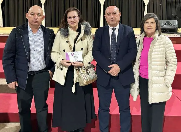 El alcalde de Aldea del Rey, C&aacute;ndido Barba, y la concejal de Igualdad, Josefa Ala&ntilde;&oacute;n Utrilla, acompa&ntilde;ando a la galardonada Anabel Hern&aacute;ndez