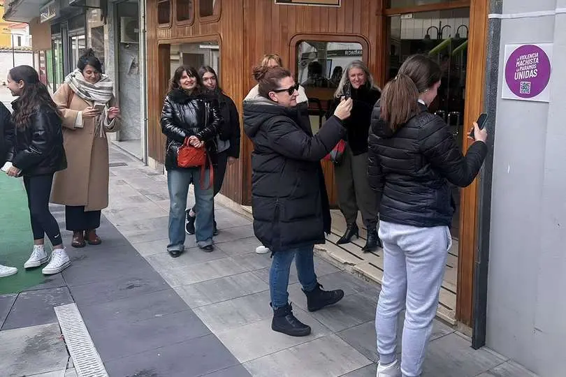 J&oacute;venes del instituto 'Alonso Quijano' se han descargado esta misma ma&ntilde;ana la gu&iacute;a con sus m&oacute;viles gracias al QR