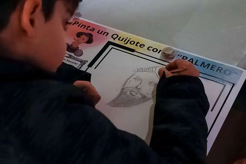 Un participante trazando la figura de uno de los quijotes propuestos