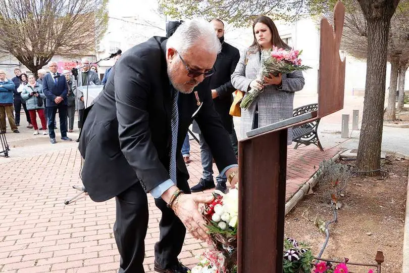 El representante rabanero de la AVT, depositando uno de los ramos de flores