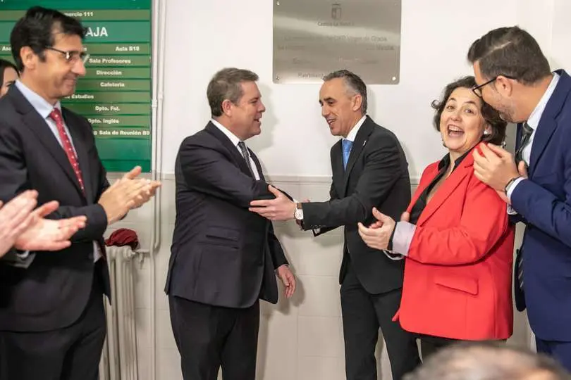 Garc&iacute;a-Page estrecha la mano a Miguel &Aacute;ngel Ruiz