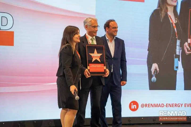 Alexander Arias, de Iberdrola, recoge el premio RENMAD al promotor de almacenamiento del a&ntilde;o
