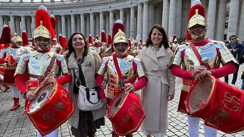 Dolores Gonz&aacute;les y Mar&iacute;a Jes&uacute;s Pelayo con los Armaos en el Vaticano