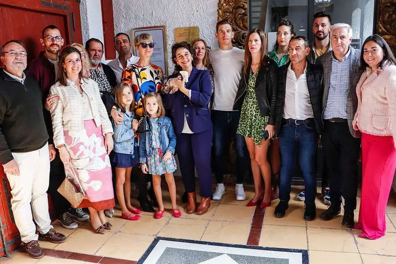 Posado de autoridades, familiares y amistades en el porche de acceso a la pinacoteca