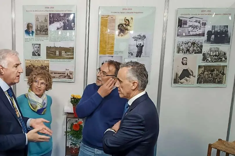 De la Fuente, segundo por la derecha durante la visita de los alcaldes de Almod&oacute;var y Puertollano, en el stand de Amigos de la Historia con paneles de la exposici&oacute;n ya planificada