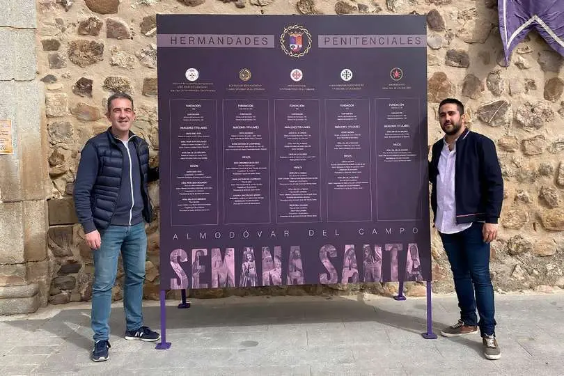 El p&aacute;rroco Juan Carlos Torres y el edil Roberto Donoso, junto al flamante panel