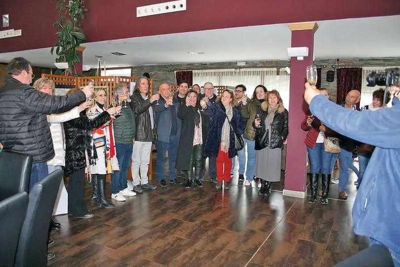 El alcalde de Aldea del Rey, C&aacute;ndido Barba Ruedas, y el pintor local, Feliciano Moya, junto a asistentes brindando por el &eacute;xito de la exposici&oacute;n