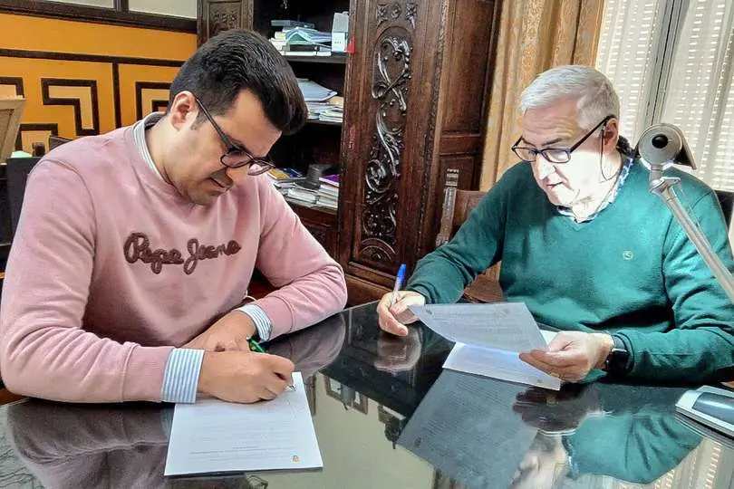 Jaime Rosa y Jos&eacute; Lozano, rubricando hoy el convenio