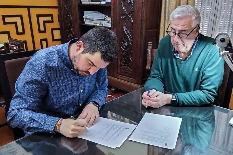 Presidente del colectivo y alcalde, en el acto de la firma del convenio renovado