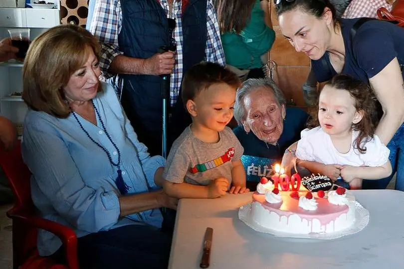 Soplando las velas de la tarta