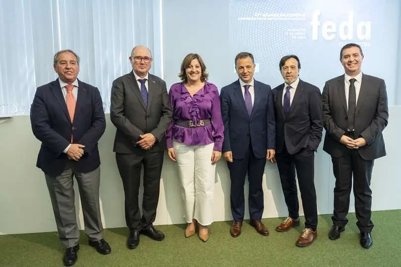 El vicepresidente de Globalcaja, junto a los presidentes de FEDA y CECAM y las autoridades asistentes a la asamblea_Easy-Resize.com