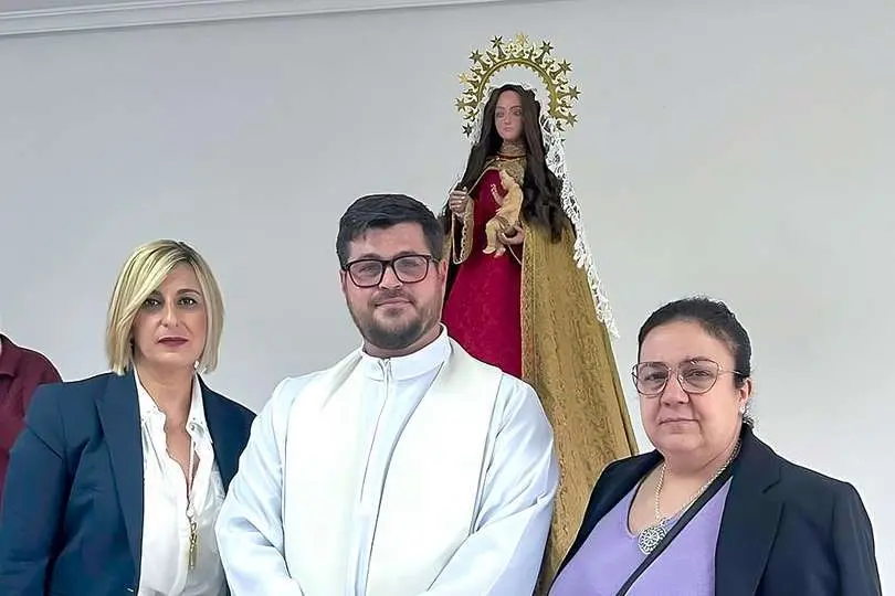 La patrona de La Bienvenida, junto a las autoridades