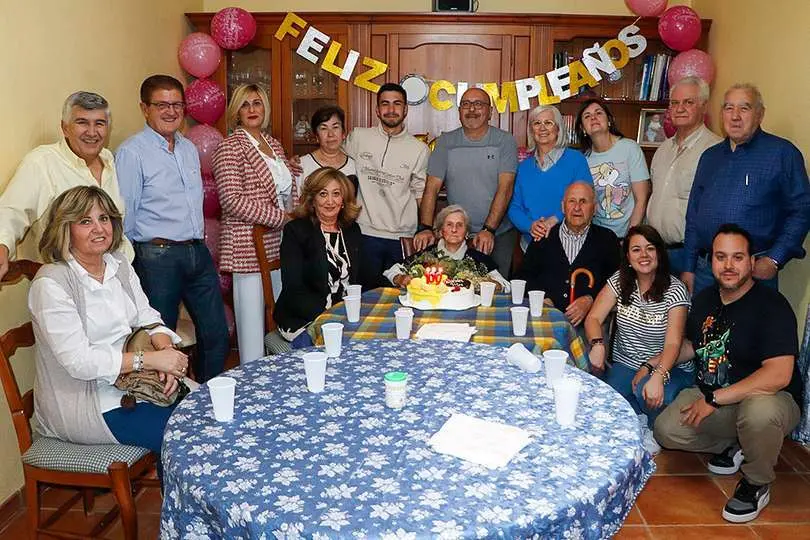 Posando con la nueva centenaria de Almod&oacute;var del Campo