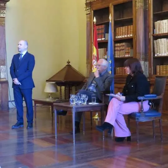 &Oacute;scar Arroyo, director de la Biblioteca Nacional de Espa&ntilde;a, Luis Mateo D&iacute;ez y Mar&iacute;a Jos&eacute;  G&aacute;lvez directora general del Libro, del C&oacute;mic y de la Lectura