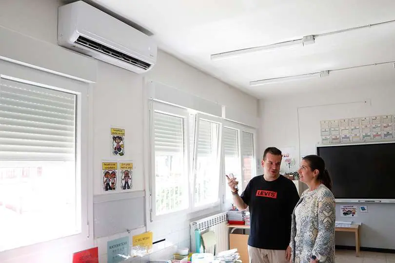El director del Centro, Santos Lara y la concejala Virginia L&oacute;pez