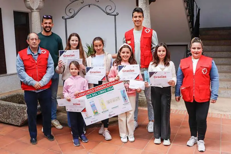 Las premiadas, junto a integrantes de Cruz Roja Juventud y el concejal Miguel L&oacute;pez