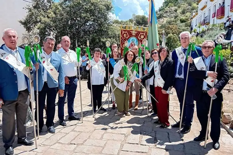 El alcalde, junto a miembros de la Hermandad de la Virgen de la Cabeza, el domingo en And&uacute;jar