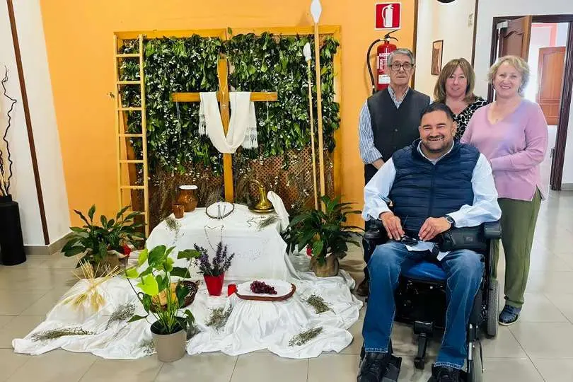 Estampa que presenta la cruz de mayo en el Centro de Mayores