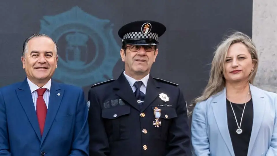 Javier Cabrera, en el centro, durante la ceremonia de esta ma&ntilde;ana en Toledo