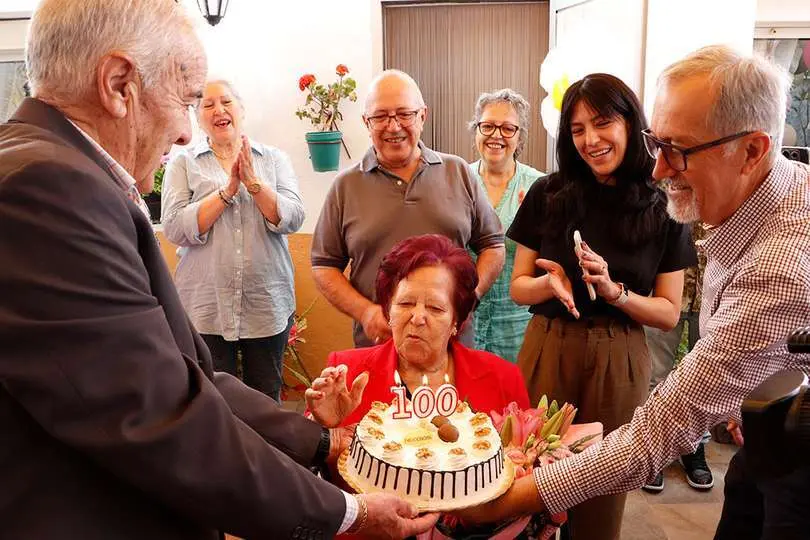 Soplando las velas de la tarta