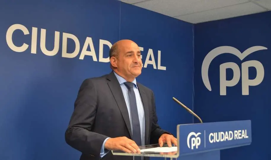 El portavoz del Grupo Municipal Popular del Ayuntamiento de Pozuelo de Calatrava, Juli&aacute;n Triguero