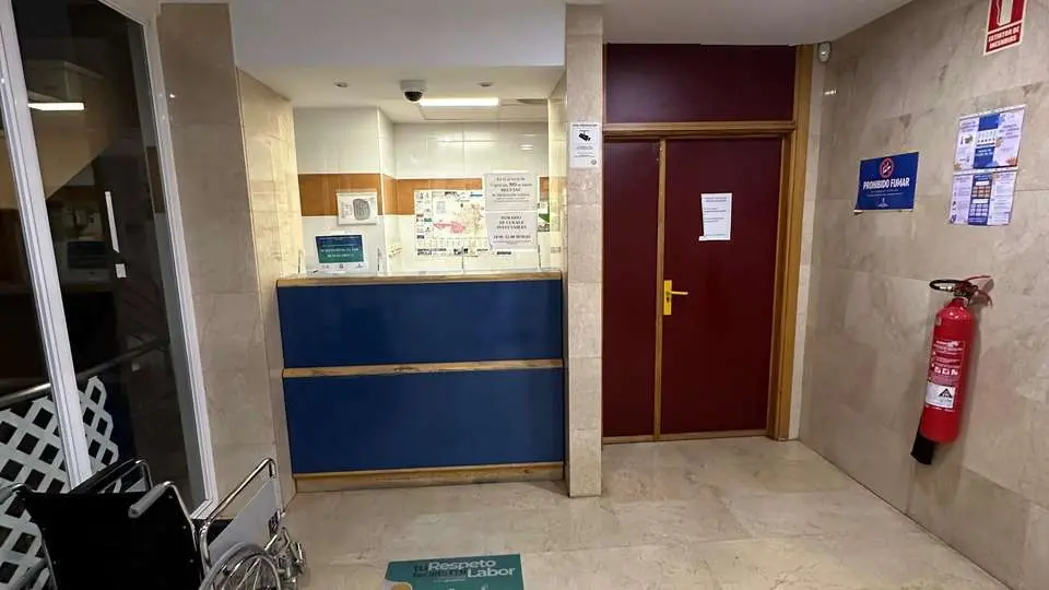 Entrada y puerta que da acceso a la zona de consultas