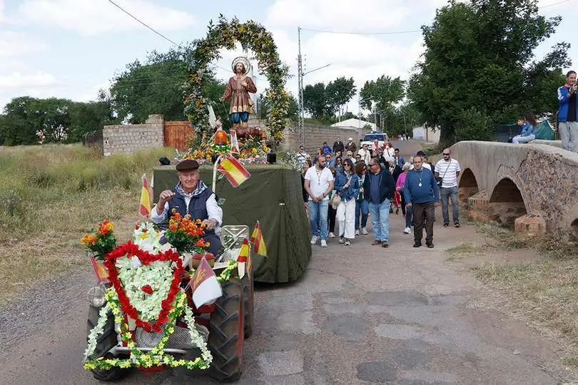 El ic&oacute;nico cruce del santo por el seco cauce del Tirteafuera